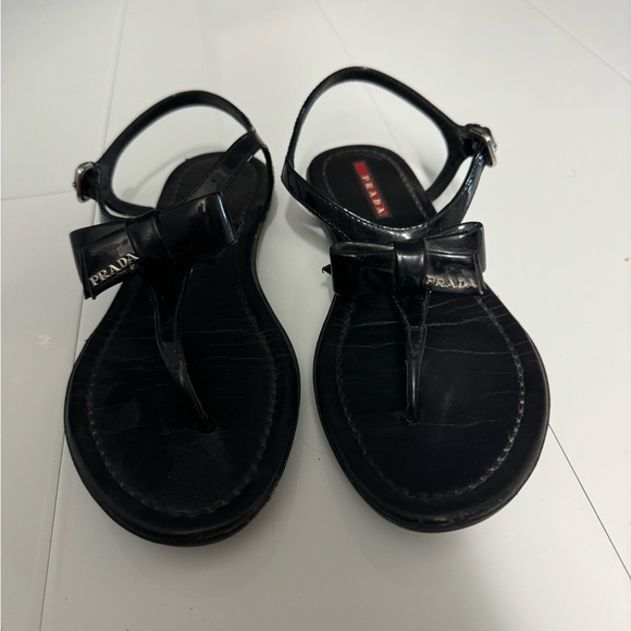 Black Prada patent leather bow flat sandals - Picture 2 of 5